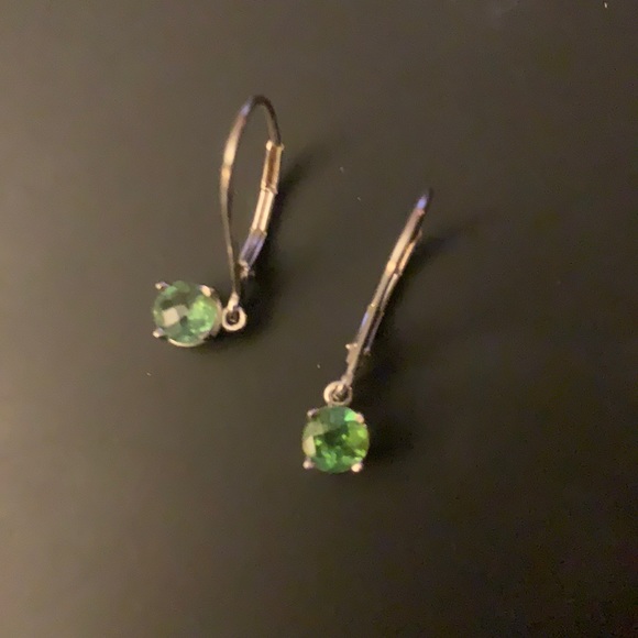 14K White gold earrings with faceted light green gems - Picture 3 of 8